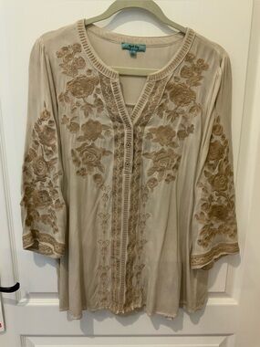 Great Travel Beige Embroidered Floral Tunic Top Sz L April Sky